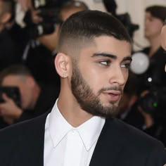 Zayn Buzz, Buzz Cut Lacio, Zayn Buzz Cut, Zayn Malik Buzz, Zayn Haircut, Zayn Bald, Zyan Malik Hairstyle Haircuts, Buzz Cut Earrings Men, Zayn Short Hair