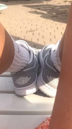 Jordan 1 Low Grey