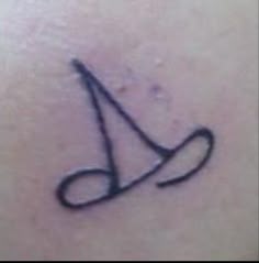 a tattoo on the back of a woman's stomach with scissors drawn on it