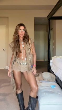 Coachella Looks 2025, Fringe Coachella Outfit, Beige Rave Outfit, Western Coachella, Cool Coachella Outfits, Festival Bottoms, Bieberchella Outfits, Elements Music Festival Outfit, Coachella Boho