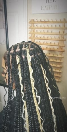 Hair Styles Long Braids, Boho Knotless Braids With Color Peekaboo, Black Knotless With Blonde Highlights, Hair Styles Black Girls Braids, Hair Styles Knotless Braids, Hairstyles With Boho, Hair Braid Designs Knotless, Braided Hairstyles Knotless, Hairstyles Braids Boho