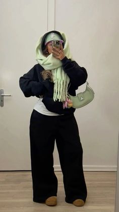 Cozy Streetwear Outfit, Outfit Ideas Streetwear Women Winter, Streetwear Outfit Ideas Winter, Outfit Ideas Winter Streetwear, Corporate Street Wear, Winter Streetwear Outfits Cold, Cute Winter Streetwear Sweatshirt, Cold Streetwear Outfits, Ugg Sweatpants Outfit