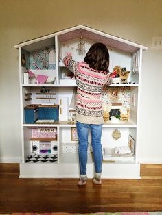 Fashion Doll House Diy, Easy Diy Barbie House, Build Your Own Doll House, Barbie Doll House Decorating Ideas, Barbie Doll House Furniture Diy, Barbie Doll House Ideas, Diy Doll House Ideas, Bookshelf Dollhouse, Dollhouse Bookshelf Diy