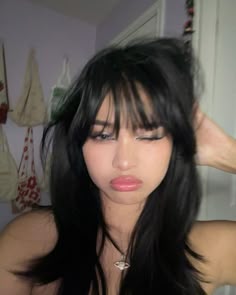 Hair Inspiration With Bangs, Girl With Black Bangs, Hair Cut Fringe, Black Hair With Bang, Bangs Black, Black Hair With Bangs Hairstyles, Haircut Long With Bangs, Fringe Bangs Haircut, Bangs With Black Hair