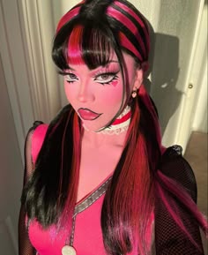 #makeup #makeuptutorial Draculaura Halloween Makeup, Pink And Black Hair Halloween Costumes, Draculaura Costume Makeup, Monster High Halloween Makeup, Monster High Draculaura Makeup, Monster High Characters Makeup, Draculaura Cosplay Makeup, Monster High Makeup Draculaura, Monster High Halloween Costumes Draculaura