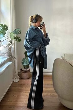 Adidas Track Pants Outfit, Adidas Pants Outfit, Jogger Outfit, Track Pants Outfit, Adidas Feminino, Adidas Hose, Looks Adidas, Pantalon Adidas, Looks Street Style