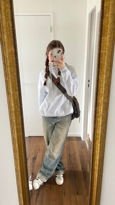 Outfit Adidas Superstar, Adidas Superstar Girl, White Campus 00s Outfit, Adidas Superstars Outfits, Outfits With White Hoodie, Outfit With White Hoodie, Superstars Adidas Outfit, Adidas Samba Outfit School, Superstars Outfit