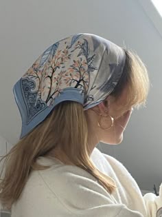 Kerchief Hairstyle, Aesthetic Head Scarf, Scarf On Head Aesthetic, Hair Scarf Aesthetic, Bandana Hair Aesthetic, Silk Headscarf Aesthetic, Hair Bandana Aesthetic, Hair Bandana Hairstyles, Vintage Head Scarf Aesthetic