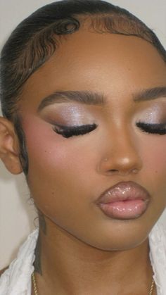 Glitter Eye Makeup Look, Silver Eyeshadow Makeup Looks, Glittery Eyeshadow Looks, Silver Eyeshadow Makeup, Frosty Makeup Black Women, Cool Toned Makeup Black Women, Silver Makeup Looks On Black Women, Silver Birthday Makeup, Silver Natural Glam Makeup Black Women