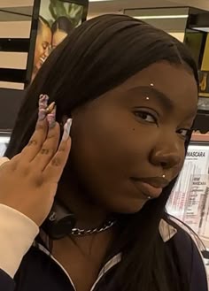 Pretty Medusa Piercing, Diamond Eyebrow Piercing, Eyebrow Gems, Dainty Eyebrow Piercing, Face Piercings Medusa, Medusa Piercing Jewelry Cool, Eyebrow Piercing On Black Women, Anti Eyebrow Piercing Carti, Eyelid Piercing