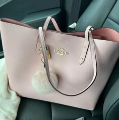 Handbags Coach, Baby Pink Coach Handbag, Coach Chubby Bag Pink, Coach Bags For School, Coach Bag For School, Pink Guess Handbag With Bow, Pink Coach Tote Bag, Coach Tote Bag Pink, Coach Pink Big Bag