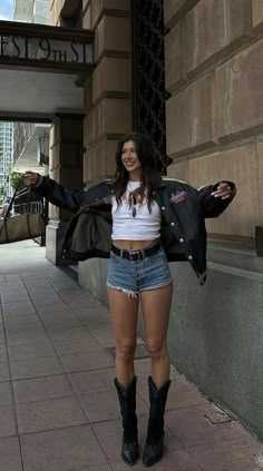Summer Boots Outfit, Black Cowboy Boots Outfit, Corsets, Cowgirl Style Outfits, Looks Country, Nashville Outfits, Rodeo Outfits, Cowboy Outfits, Cowgirl Outfits