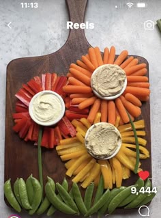 Floral Veggie Tray, Birthday Veggie Tray, Flower Veggie Tray Ideas, Flower Party Food, Spring Party Vegetable Platter, Flower Birthday Party Snacks, Flower Themed Snacks, Flower Power Veggie Tray, Flower Veggie Tray