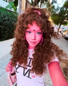 Aliens In Cartoons, Alien Lights, Pink Alien Art, Alien Ideas Costume, Alien Halloween Costume Ideas, Alien Culture, Alien Makeuo, Glam Alien, Alien Girl Cosplay