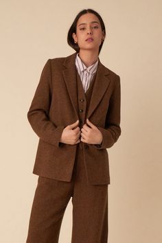 Comme piochée dans le vestiaire masculin, la veste de tailleur femme arbore une coupe classique structurée d'épaulettes pour un look féminisé. Pièce rétro chic facile à associer à un jean ou un pantalon large, vous la porterez année après année sans jamais vous lasser.  • Veste tailleur en chevron  • Col tailleur  • Manches longues à épaulettes  • Vraies poches passepoilées  • Ouverture boutonnée  • Veste de costume femme réalisée en tissu Italien fabriqué avec des fils issus de fibres recyclées  • Imprimé exclusif Des Petits Hauts "Bretzel" : un motif chevron marron clair  • Modèle dessiné à Paris par notre styliste  • Longueur : 72 cm pour une taille 1  • Sara mesure 1m76 et porte une taille 1    • Conseil style : portez-la version avec le pantalon Seguy coordonné et des derbies pour un Old Money, Parka, Casual