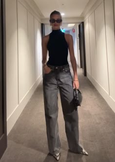 Sleek Going Out Outfits, Jeans Outfit Sneakers, Grey Top Outfit Ideas, Elevated Going Out Outfits, Grey Jean Outfit, Uni Night Out Outfits, Black Turtleneck Going Out Outfit, Uni Going Out Outfits, Clean Going Out Outfit