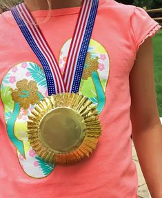 DIY Gold Medal Snack Containers - 4 The Love Of Family Diy Sports Medal Crafts, Diy Snack Containers, Diy Medal Crafts For Events, Olympic Medal Craft For Kids, Diy Olympic Medals For Kids, Gold Medal Ideas, Diy Gold Medal, Edible Medals, Colorful Olympic Medal Craft