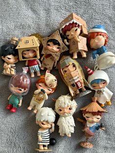 many small toy figurines are laying on the floor