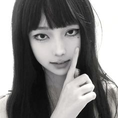 Tomie Face, Tomie Kawakami Makeup, Tomie Pfp, Tomie Junji Ito Hairstyle, Tomie Junji Makeup, Tomie Makeup, Tomie Junji Ito Makeup, Tomie Junji Ito Makeup Tutorial, Tomie Makeup On White Features
