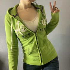 Yellow Hoodie Outfits, Zip Up Hoodie Women, Bright Green Outfit, Graphic Zip Up Hoodie Outfit, Y2k Fashion Zip Up Hoodie, Green Zip Up Hoodie Outfit, Green Hoodie Dress, Green Y2k Aesthetic, Green Zip Up Hoodie Outfit Aesthetic