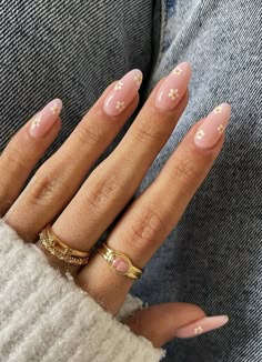 Spring Nails Simple Flowers, Neutral Spring Nails Short Almond, Spring Dainty Nails, Nude Spring Nails Almond, Dainty Spring Nails, Neutral Nails Flowers, Neutral Nails With Flowers, Nude Nails With Flowers Simple, Nude Spring Nails With Flowers
