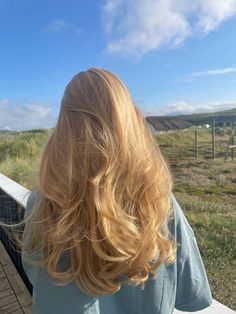 Tatum Riley Hair Color, 1b Blonde Hair, Soft Golden Blonde Highlights, Amazing Blonde Hair, Light Hair Curls, Long Dirty Blond Hair, Golden Blonde Hair Girl, Wedding Hair Color Blonde, Golden Blonde Hair Inspiration