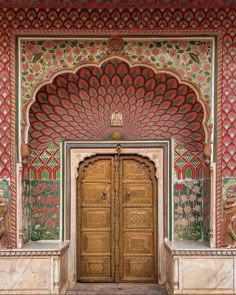 Royal Doors, City Palace Jaipur, Jaipur Travel, Rajasthani Art, Mughal Art Paintings, Indian Doors, Jaipur India, Front Door Design, Indian Architecture