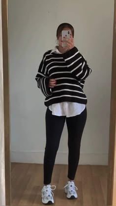 Leggings Outfit Modest, Office Leggings Outfit, Comfy Casual Work Outfits Winter, Leggings Business Casual Outfit, Black Leggings Work Outfit, Corporate Leggings Outfit, Outfit For Period Days, Support Worker Outfit, 62 Degree Weather Outfit