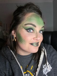 Easy Lizard Makeup, Crocodile Makeup Easy, Easy Dinosaur Makeup, Crocodile Makeup Halloween, Alligator Costume Women, Womens Crocodile Costume, Dinosaur Makeup Women, Alligator Makeup, Turtle Makeup