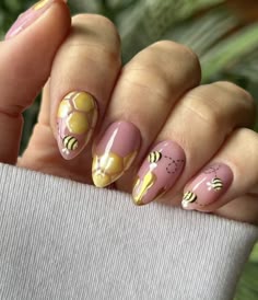 Honeycomb Bee Nails, Bumble Bee Nail Design, Honey Comb Nails, Bee Nail, Short Bee Nails, Bee Inspired Nails, Bee Acrylic Nails, Bees Nails, Bee Themed Nails
