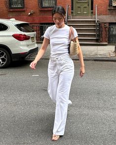 Fitted White Tee Outfit, White Top White Jeans Outfit, All White Jeans Outfit, White Jeans Minimalist Outfit, White Kitten Heels Outfit, White Jeans Outfit Aesthetic, White On White Jeans Outfit, White Flip Flops Outfit, Spring Denim Outfits