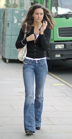 Kate Middleton Young Style, Lorelai Gilmore Bootcut Jeans, Jennifer Aniston Bootcut Jeans, Kate Middleton Jeans Outfit, Kate Middleton In Jeans, Kate Middleton 2000s Style, Kate Middleton Bootcut Jeans, Kate Middleton Jeans, 2000s Kate Middleton