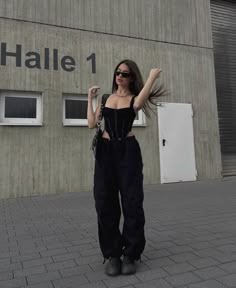 Travis Concert Outfit Ideas, Concert Outfit Cargo Pants, Black Corset Festival Outfit, Cargo Pant Festival Outfit, Baggy Black Pants For Festival, Black Cargo Concert Outfit, Music Festival Outfits Cargo Pants, Corset And Parachute Pants Outfit, Black Baggy Pants For Festival