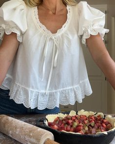 sewing • Instagram Casual French Fashion, Romantic Tops For Women, Cute Soft Outfits Aesthetic, Blouses Pattern, Feminine Cottagecore, White Cotton Top, Thrift Sewing, Sewing Ideas Aesthetic, Cotton Top Sewing Pattern