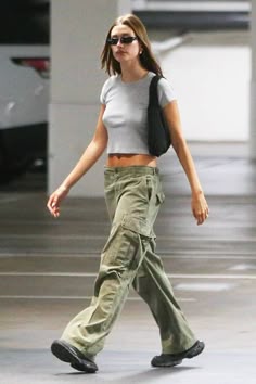 90s Style Cargo Pants For Spring Streetwear, 90’s Cargo Pants Outfit, 90s Style Full-length Cargo Pants For Spring, Hailey Cargo Pants, Hailey Bieber Cargo Pants Outfit, Cargo Pants Outfit Celebrity, Celebrities Wearing Cargo Pants, Cargo Pants Celebrities, Hailey Bieber Cargo Pants