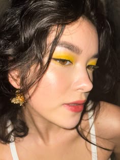Yellow eyeshadow look