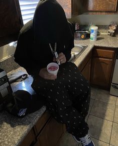 Scammer Outfit, Gangsta Style Men, Gangsta Fits Men, Scammer Outfit Men, Y2k Wallpaper Guys, Emo Thug Style, Drip Pics, Drip Pic, Drip Pics At Home