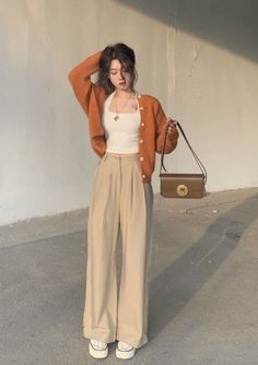 Linen Pants Styling Ideas, Womens Beige Linen Pants Outfit, Wide Leg Trousers For Women, Lady Pants Style, Korean Wear For Women, Korean Pants Style, Linen Wide Leg, Casual Wide Leg Pants Outfit Summer, Trousers Styling Women
