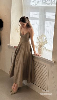 Dress For Everyday Simple, Timeless Aesthetic Outfit, Classy Dress Ideas, Elegant Clothing Style, Elegant Flowy Linen Daywear Dress, Cute Date Dresses, Soft Natural Fashion, Light Brown Dress Formal, Soft Natural Party Outfit