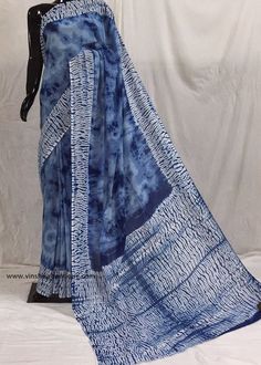 White Shibori Style Tie-dye Design, Saree Dyeing Ideas, Bathik Saree Designs, Georgette Shibori Fabric, Batik Fabric For Saree, Blue Shibori Saree Designs, Tie And Dye Sarees Design, Batik Print Saree, Shibori Tie-dye Style