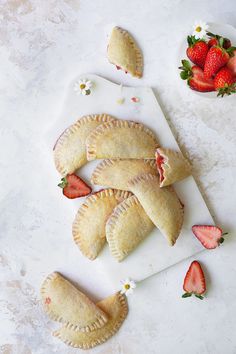 Mexican Dessert With Strawberries, Strawberry Empanadas Recipe, Strawberry Empanadas, Strawberry Empanadas Mexican, Strawberry Cream Cheese Empanadas, Berry Empanadas, Empanada Dessert, Sweet Empanada, Spanish Empanadas