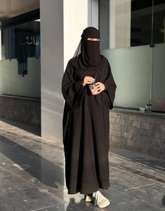 Burkha Images, Abayas Images, Burqa Poses, Nikab Style, Hijab Burqa, Niqabi Girls, Muslim Ladies Photo, Niqabi Women, Niqab Burka