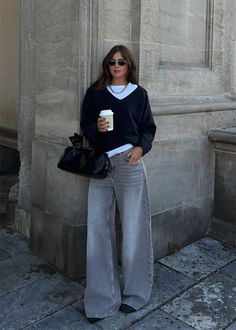 Basic But Chic Outfits, It Girl Street Style, Girls Style Outfits, Casual Cool Girl Outfits, Elegant Work Outfit, 16 Degree Weather Outfit, Classic Pants Outfit, Autumn Outfits Wide Leg Jeans, Cool Girl Chic