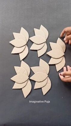 Paper Crafts Diy Wall Hanging, Paper Crafts Hanging Decoration, Flower Wall Hanging Decor, Pooja Decoration Ideas At Home Diy, Creative Cardboard Ideas, Diy Decor With Cardboard, Paper Crafts Diy Decoration Room Ideas, Cardboard Crafts For Wall Decor, Wall Decor Paper Craft