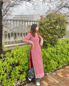 Long Kurti Outfit, Holi Fits Women, Kurti Designs Latest Aesthetic, Kurti Long, Daily Wear Kurtis Style Casual, Long Kurti Designs With Jeans, Long Kurta With Jeans, Republic Day Outfit, Jeans Kurti Style