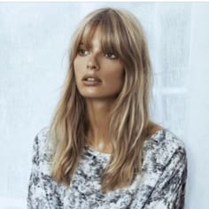 Long shaggy bangs - Balayage blond avec frange Jane Birkin Long Hair, Blond Fringe Bangs, Blonde Fringe Long Hair, Blonde Fringe Bangs, Blonde Hair Fringe Long, Fringe Blonde, 70s Bangs Straight Hair, Blonde Balayage Bangs Fringes, Bangs Long Blonde Hair