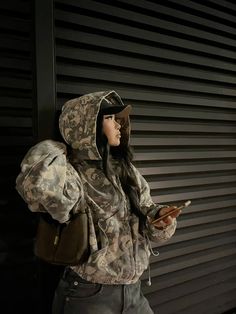 Y2k Soft Grunge, Bad B Outfits, Bags Streetwear, Off Guard Pictures Aesthetic, Streetwear Aesthetic Photoshoot, Camo Zip Up Outfit, Aelfric Eden, Camo Jacket Fits, Camo Hoodie Aesthetic