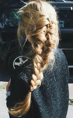 TRESSES #jaime #wittybyprisca Messy Braids Aesthetic, Thick Blonde Braids, Braid Messy, Annika Hair, Long Blonde Hair Braid, Messy Braid Aesthetic, Messy Hair, Braid Blonde Hair, Braid Hair Aesthetic
