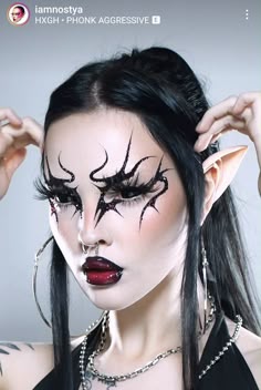Witches Make Up, Dark Fantasy Makeup Looks, Cute Demon Makeup, Creative Goth Makeup, Elegant Gothic Makeup, Lilith Makeup, Dark Elf Makeup Looks, Succubus Makeup, Goth Fairy Makeup
