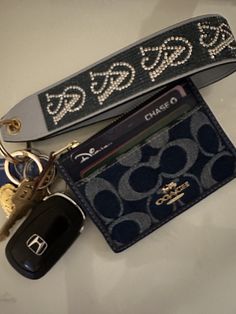 Coach Wristlet Keychain, Keychain With Wallet, Car Keys Keychain Ideas Aesthetic, Keychain Ideas Car Keys, Coach Keychain Aesthetic, Car Keys Keychain Ideas With Wallet, Wristlet Keychain Aesthetic, Wallet Keychain Ideas, Wallet Keychain Aesthetic